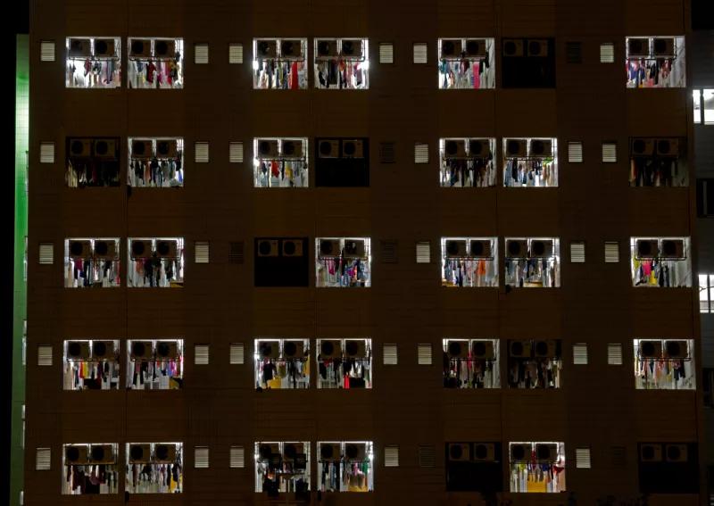 他用20年，拍下了流水线上的一代“打工人”