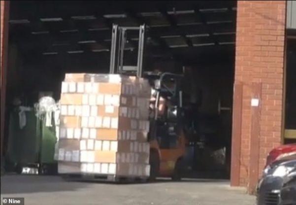 澳媒:急缺医疗物资,医护被迫在Bunnings自购防护用具!