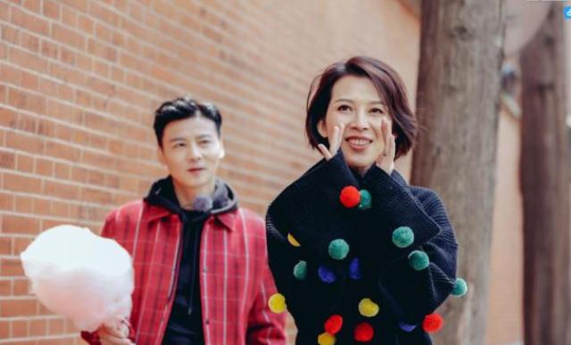 蔡少芬张晋全家福上热搜,三胎儿子“唐装”出镜,年味儿十足