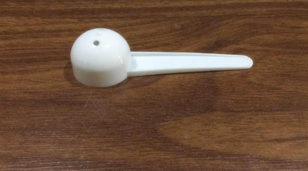 有些奶粉勺子为什么在奶粉里面,奶粉的小勺底部为什么有个小洞