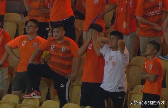 王大雷怒摔水瓶+飚国骂，慢镜头回看2次丢球，左路2将被打爆