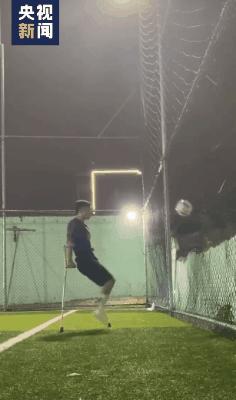 独腿男子拄拐杖射门,独腿小伙球场内拄拐飞奔热血射门