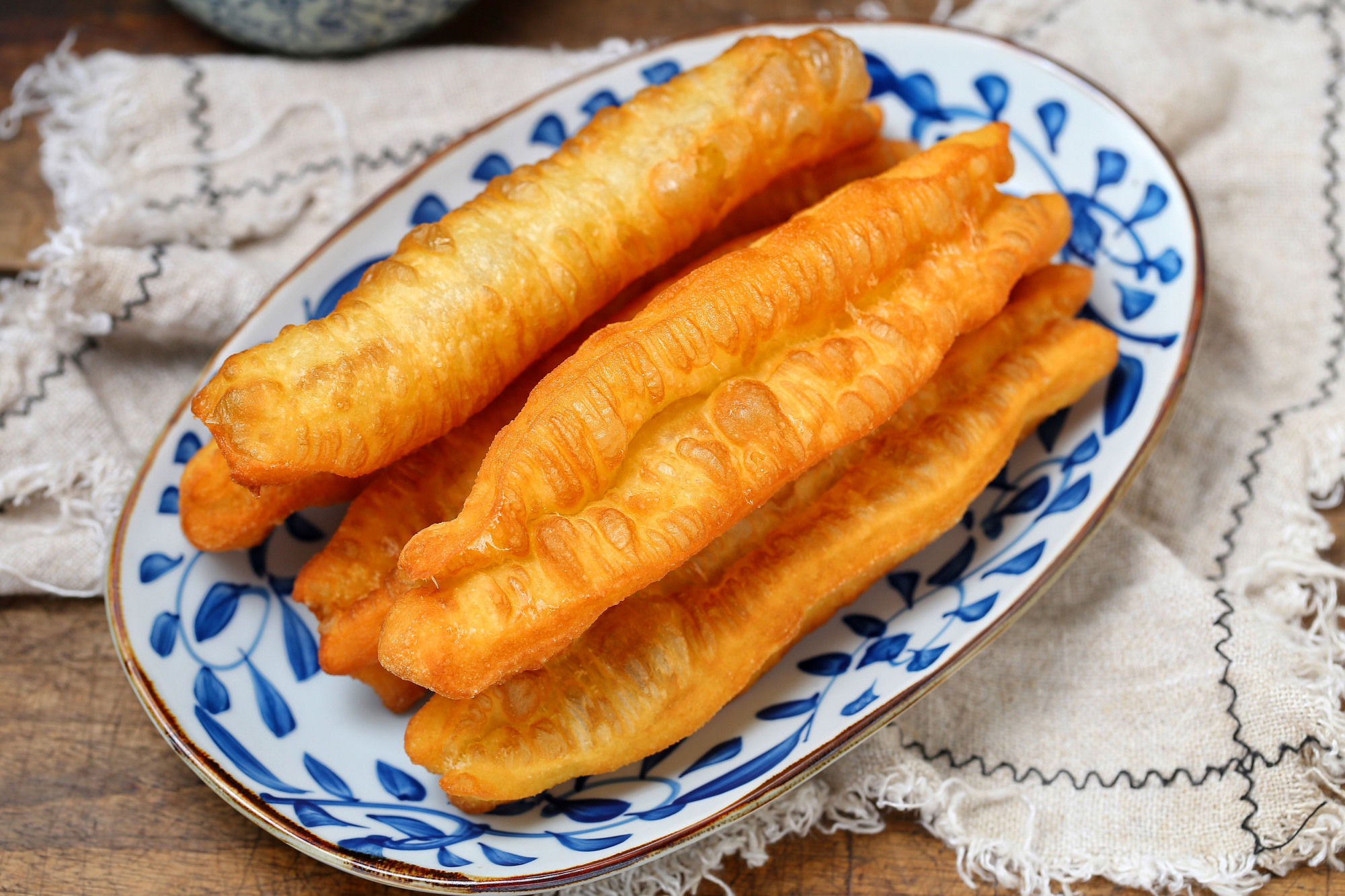 空心小油条怎么做到蓬松酥脆,香酥小油条记住关键3步个个蓬松