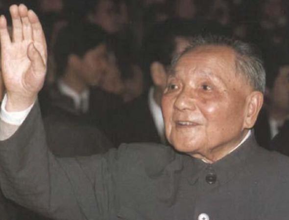 1988年，人大会议上*小平邓**正要抽烟，收到陌生纸条：请你不要吸烟