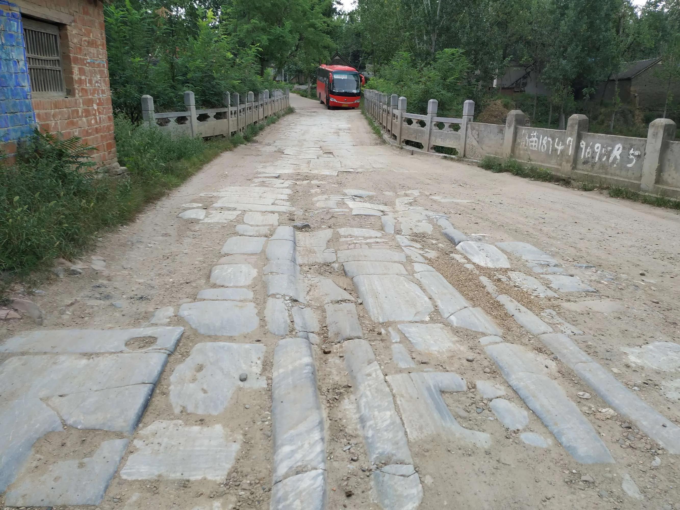 陆浑湖和伏牛山哪个好玩,宜阳县和老河口市