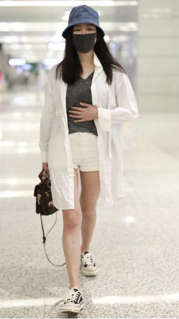 娄艺潇身穿红色短裙大秀,娄艺潇紧身裤穿搭