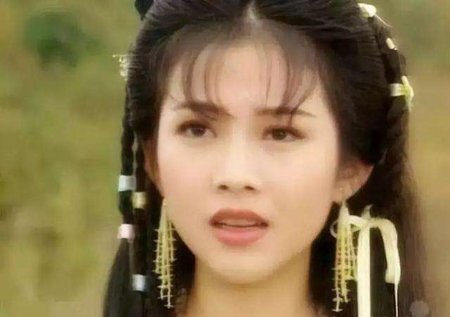 蔡少芬张晋全家福上热搜,三胎儿子“唐装”出镜,年味儿十足