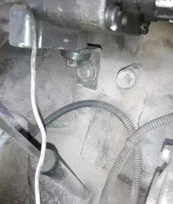 柴油发动机冒白烟启动不了,发动机尾气冒大量白烟加油无力