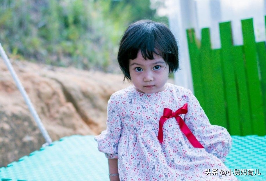 孩子出现夹大腿坏处,小孩爱摸乱碰怎么办