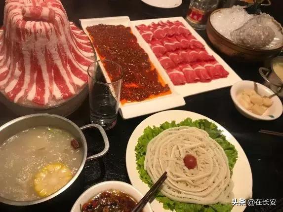 小火锅锅底有六种口味满足你,一桌小火锅