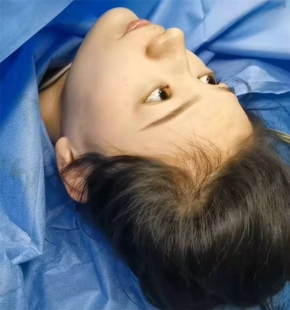 剖腹产妈妈亲子照,妈妈拍下宝宝淡定下床