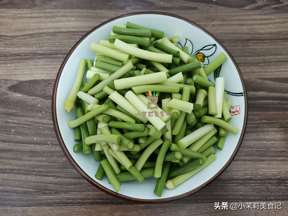 炒蒜薹容易糊怎么回事,炒蒜薹放葱花不