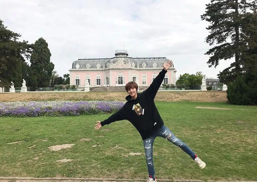 这么有钱还*爱做**豆！00后偶像家境被扒，成年礼是百亿公司的股份