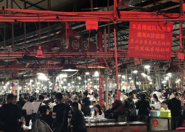 门店销量减半，价格腰斩，网络直播火爆月销5亿元，这种玉石冰火两重天的背后是...