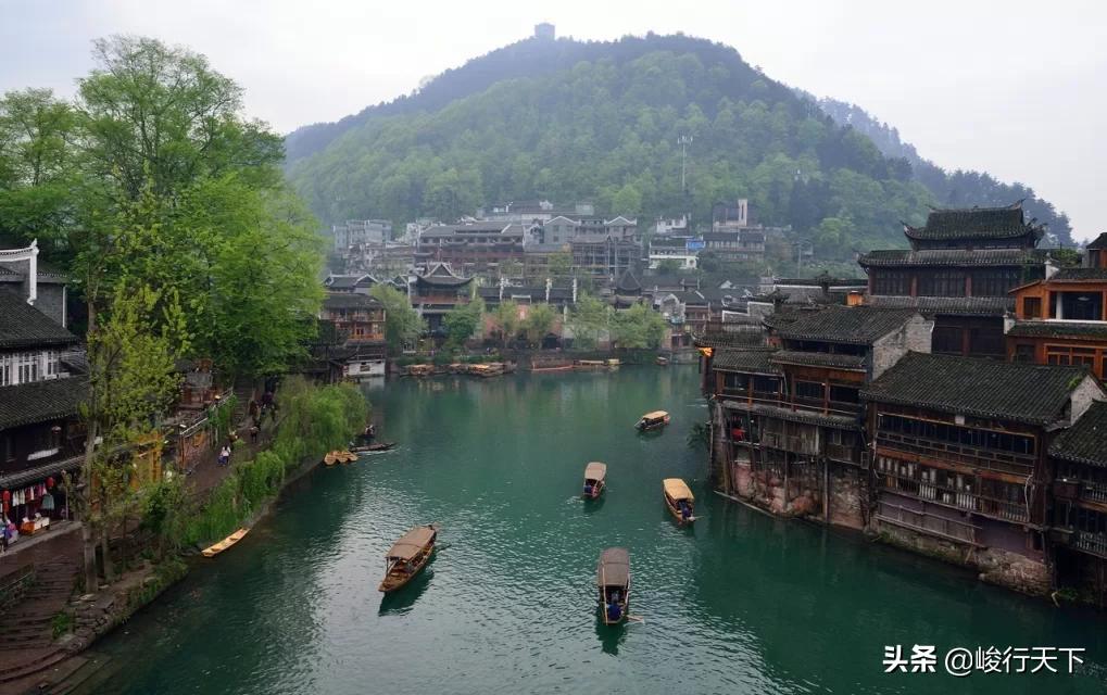 中国最美丽的小城,历经沧桑翘檐如翼的吊脚楼,缓缓流淌的沱江