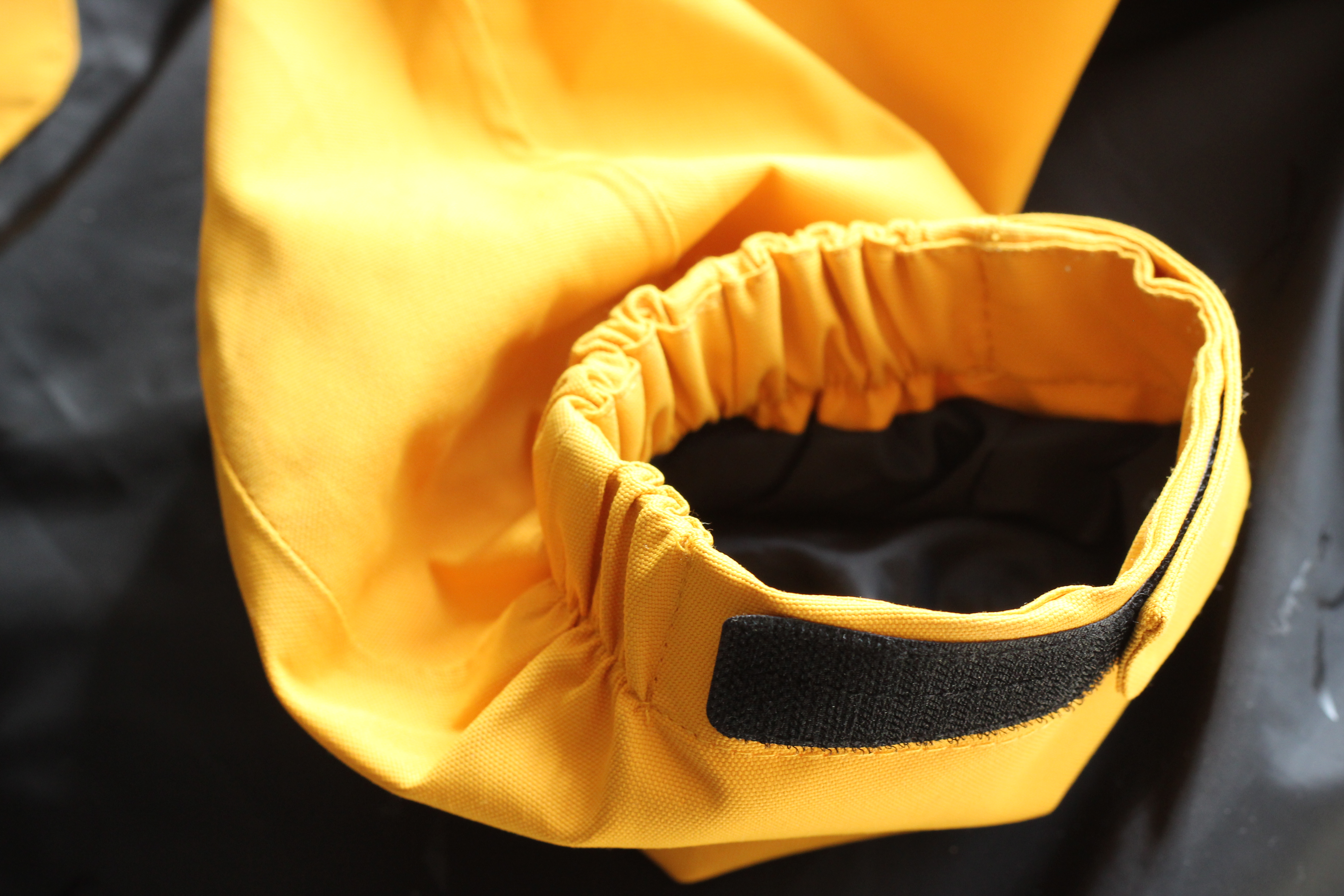 沙乐华明星同款冲锋衣,沙乐华和哥伦比亚冲锋衣哪个好