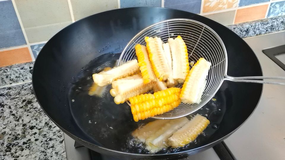 30一斤的虾给孩子做干锅虾,适合做给孩子们的美食虾