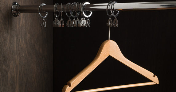 故事：公司免费为我提供公寓，入住不久，我在衣柜里发现古怪