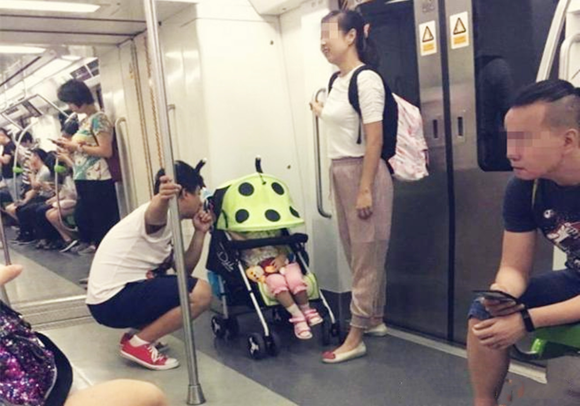 一节车厢尽显两种父母,“教养”这张名片,决定了孩子的人生层次