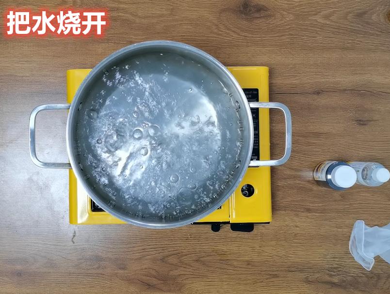 黑色被84腐蚀变色的衣服怎么复原,浸泡掉色的衣服可以恢复吗