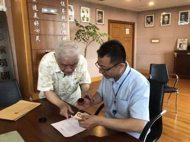 牛犇老师真的是宝藏大爷了！从影70年，人狠话不多，满满正能量！