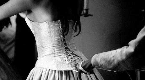 束腰：笼罩欧洲女性几百年的阴云，在中国通过微商还了魂