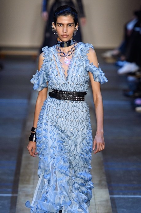 一条时髦的腰带帮你解救身材焦虑,腰带系得好秒变时髦精