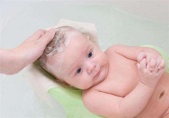3岁宝宝一洗澡就大哭，医生检查身体没问题，罪魁祸首是奶奶