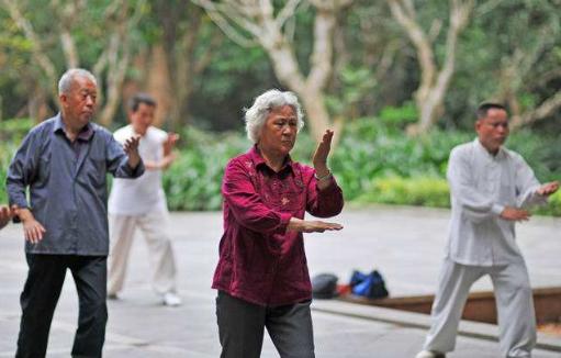 俗语人到四十两不碰三不动四不换,农村老话人过四十三不动三不换