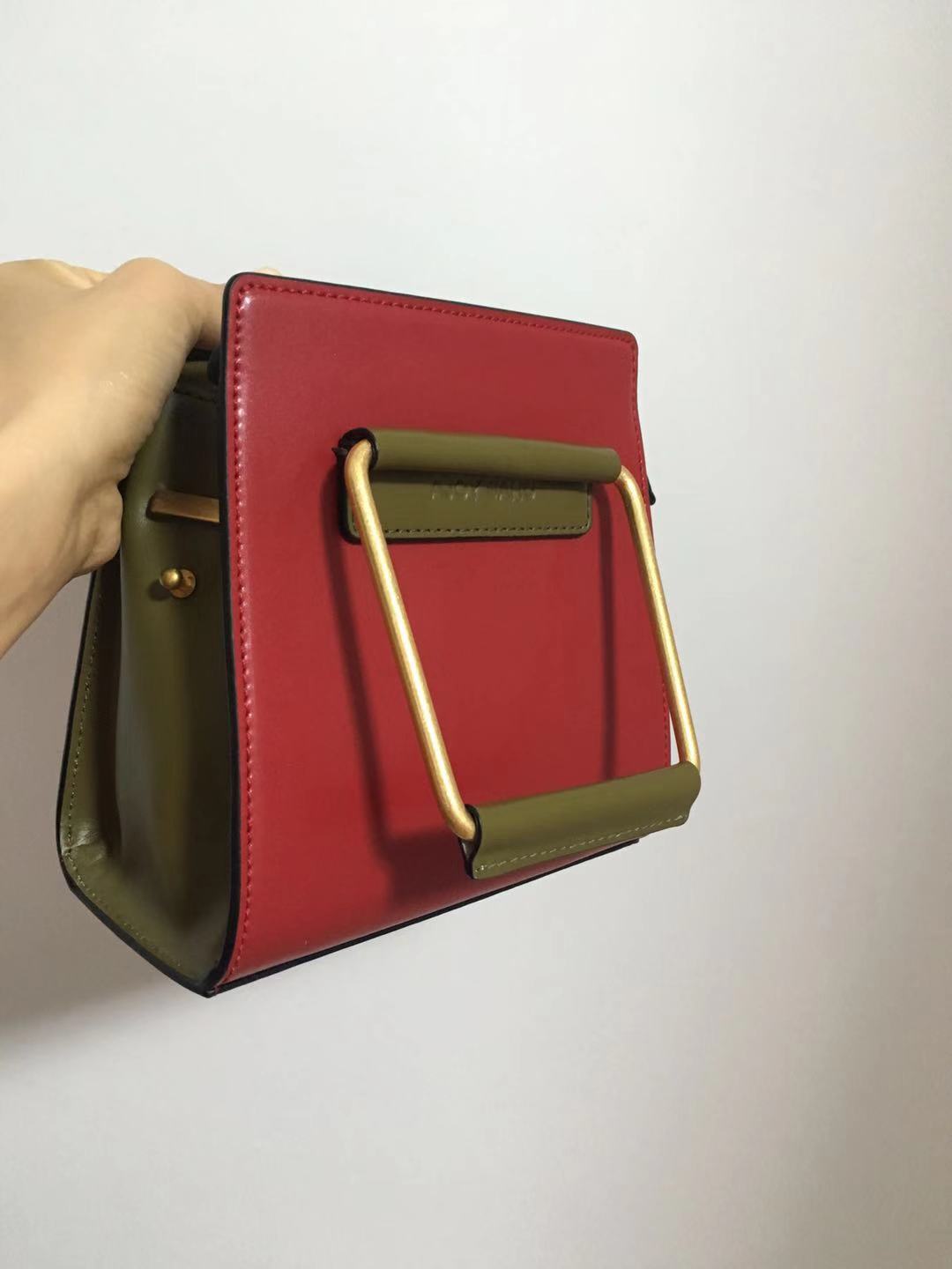 大学生穿戴名牌,小学生有必要穿名牌吗