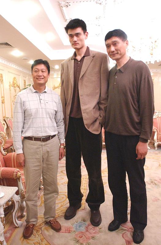 低调！姚明父亲菜市场戴口罩买菜！2米08身高让人“仰望”