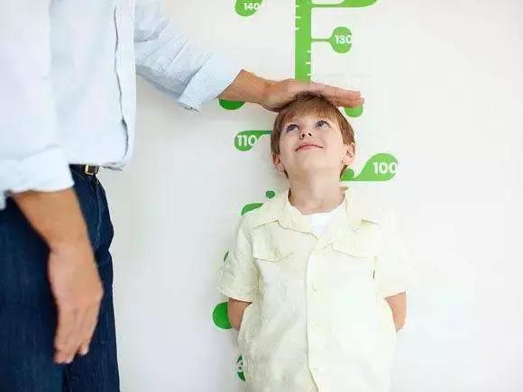 吃糖对孩子危害到底有多大,儿童吃糖的危害到底有多大