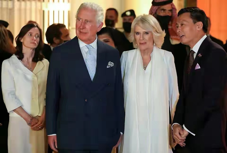 卡米拉 约旦王后 屈膝礼 (卡米拉向约旦王后行屈膝礼)