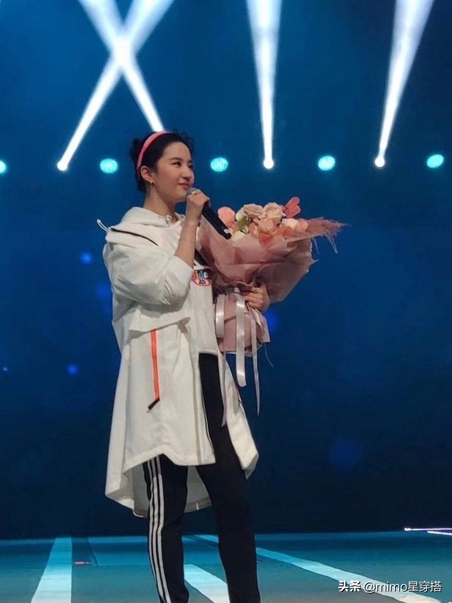 32岁刘亦菲终于换风格，罕见运动装造型显活力，美成18岁少女样