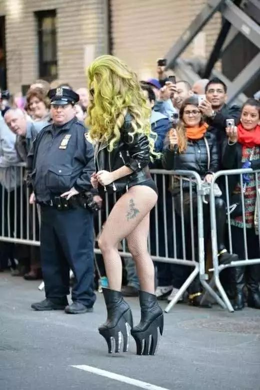 ladygaga承认自己是个平凡人,ladygaga一个明星的诞生发布会
