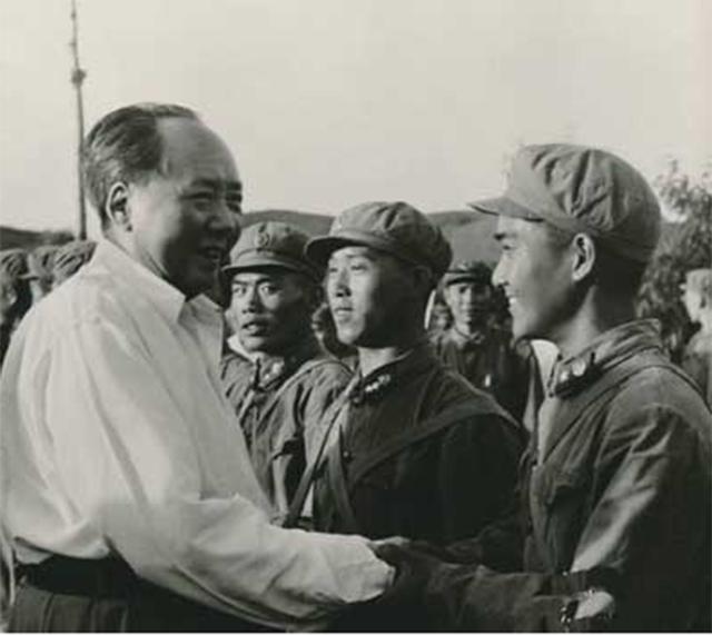 毛主席不登黄山之谜，张治中追悔莫及：我不该说不坐滑竿不行啊