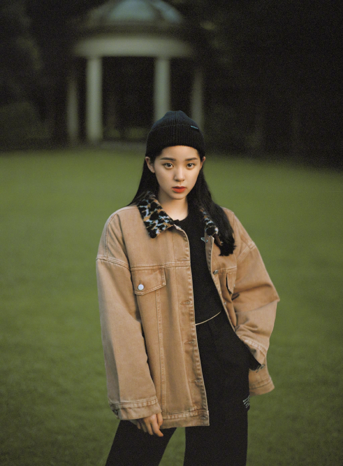 利用牛仔风格打造时髦气质,简约时尚休闲牛仔搭配