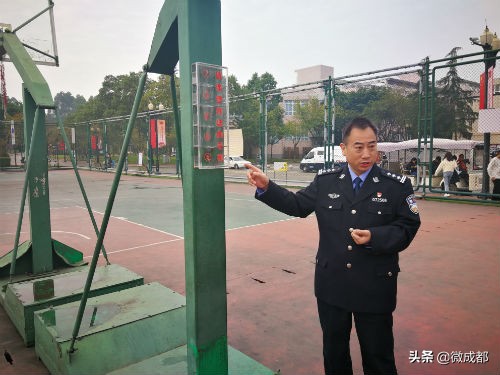 透明看得见！这位成都民警发明了一个盒子，打篮球再也不怕掉手机了