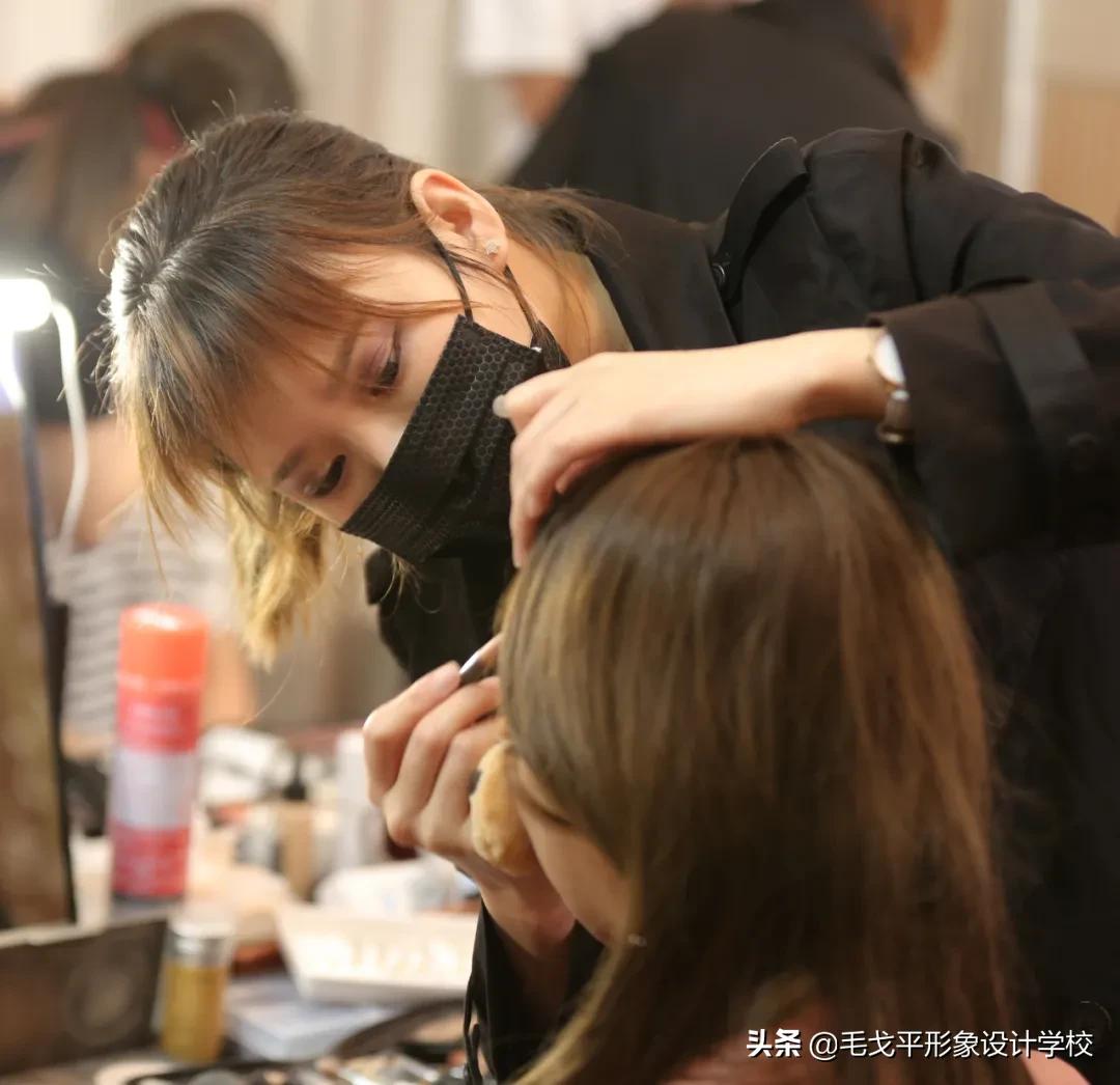 开化妆工作室之前一定要看,别拿血汗钱打水漂