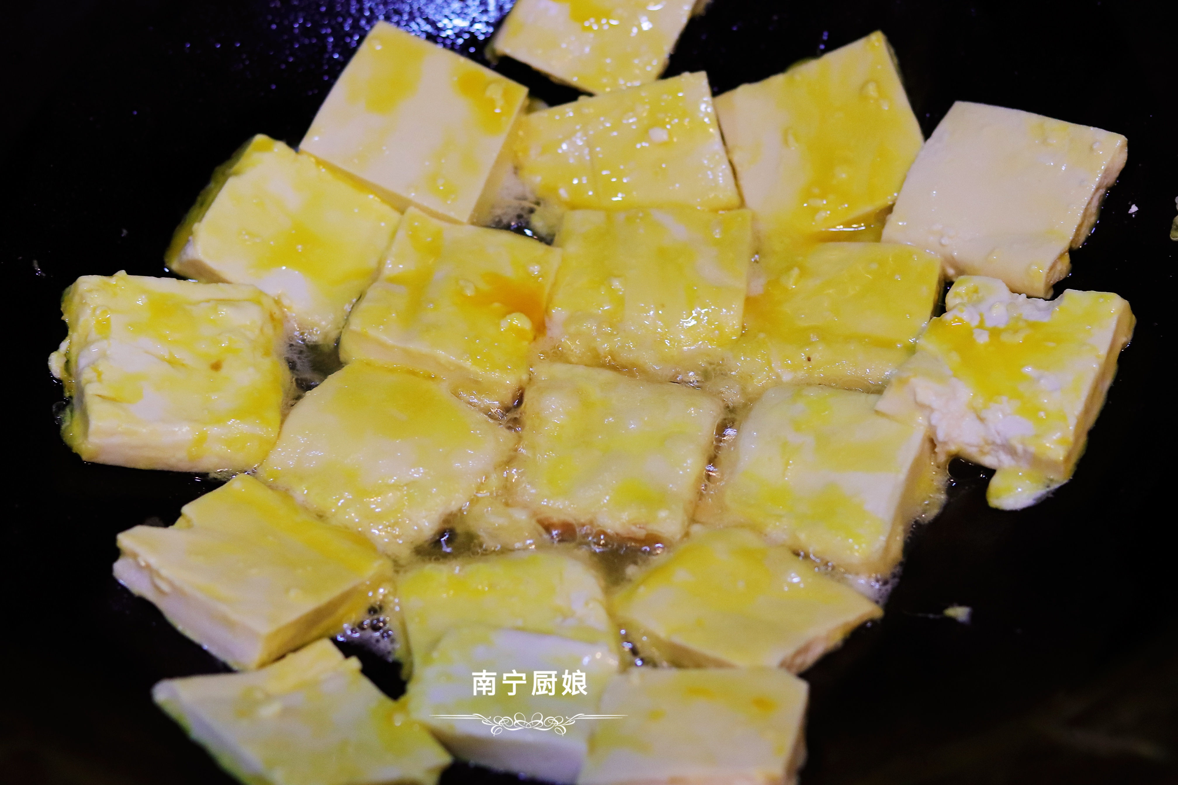 椒盐煎豆腐豆腐外酥里嫩怎么做,豆腐的做法简单又好吃煎豆腐