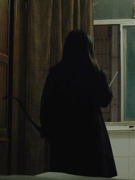 向对面出租屋射了一箭:80后妈妈王莹在城中村的实验艺术