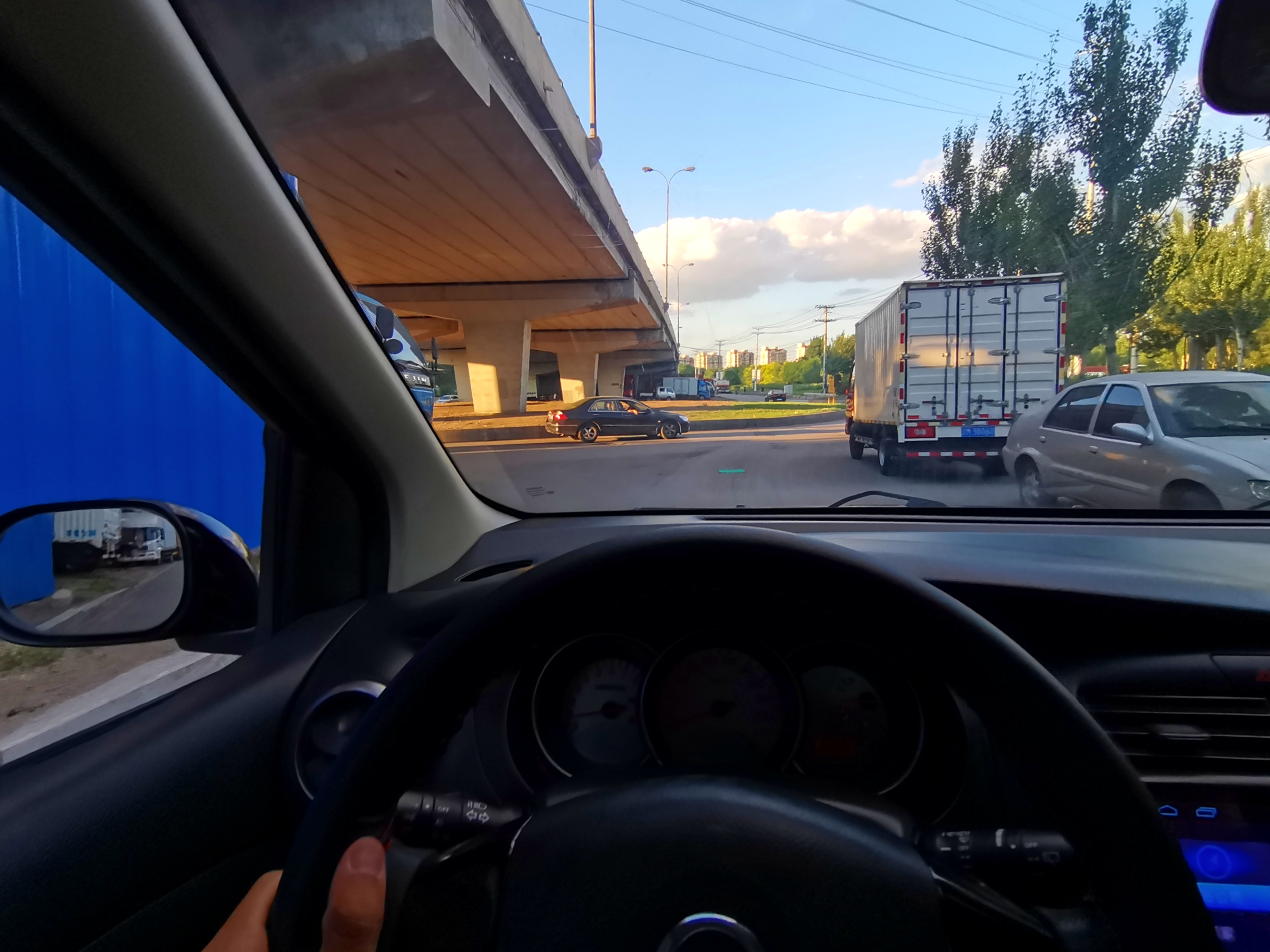 日产小面包车,实用家庭代步车日产骊威