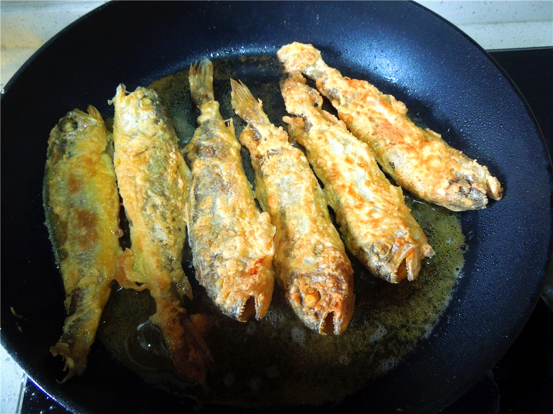 家常小黄鱼油炸,小黄鱼做法少油