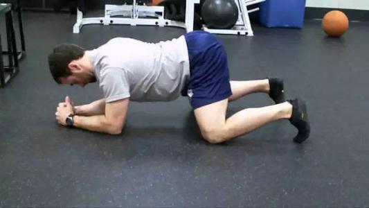 蹲时会出现的情况，屁股眨眼，原因是什么？