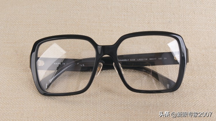 板材眼镜鼻托掉了怎么配,板材眼镜鼻托如何卸下来