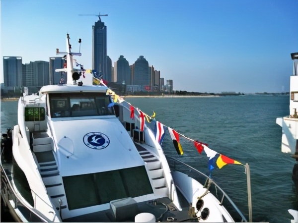 金沙湾海滨浴场的雕像,湛江市赤坎区金沙湾海滨浴场