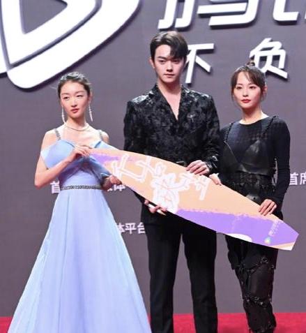 腾讯发布会红毯现场:热巴秀长腿,杨超越甜美,童瑶得罪造型师?