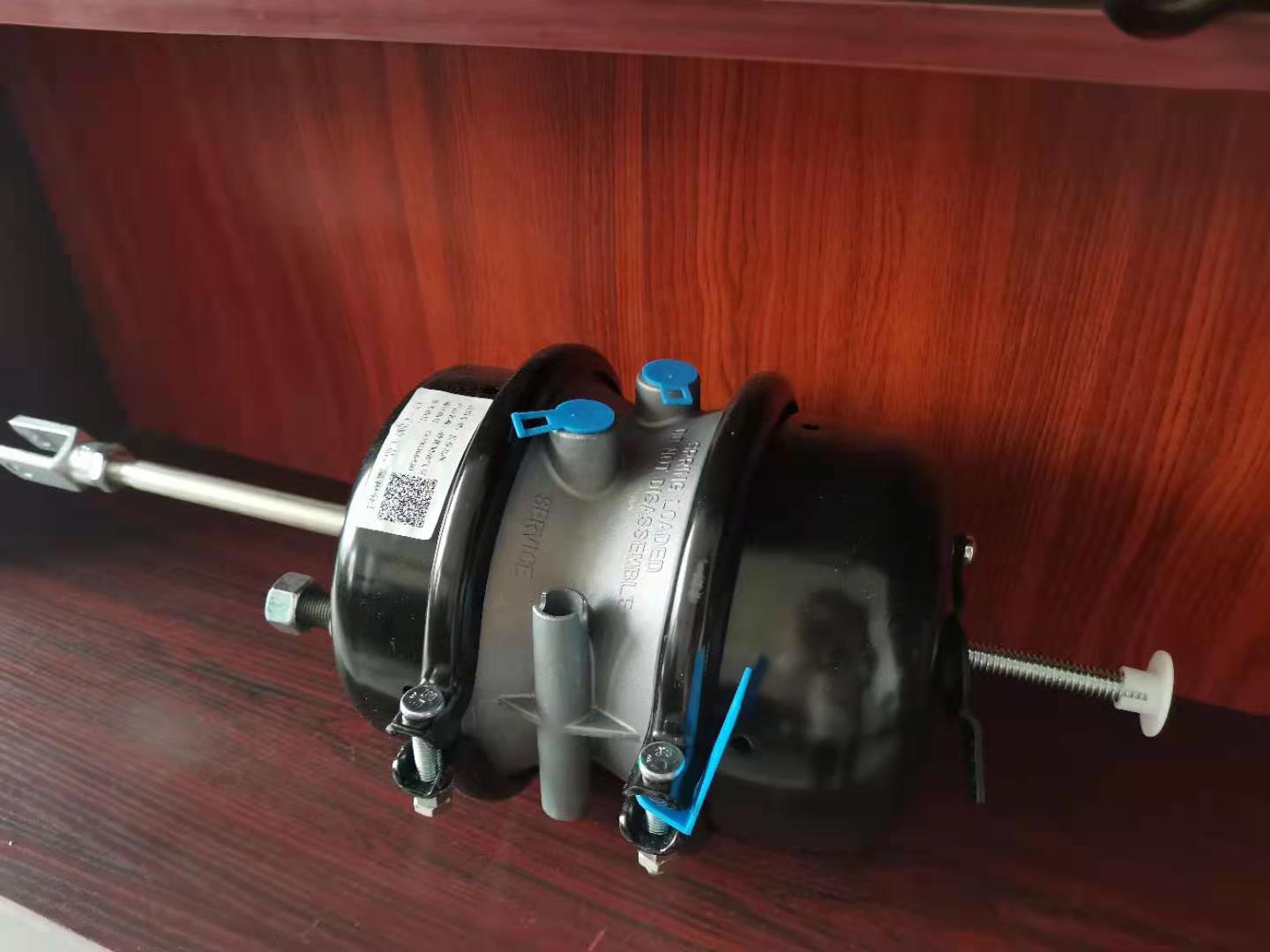 刹车分泵新换的要不要重新调刹车,以为换一个刹车分泵就能解决问题