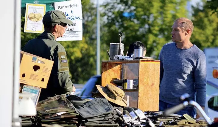 买什么样的衣服又省钱又时尚 (衣服不用买太多这样穿才时髦)