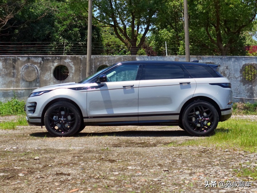 有颜值之后，空间也变得更宽敞，试驾路虎揽胜极光L